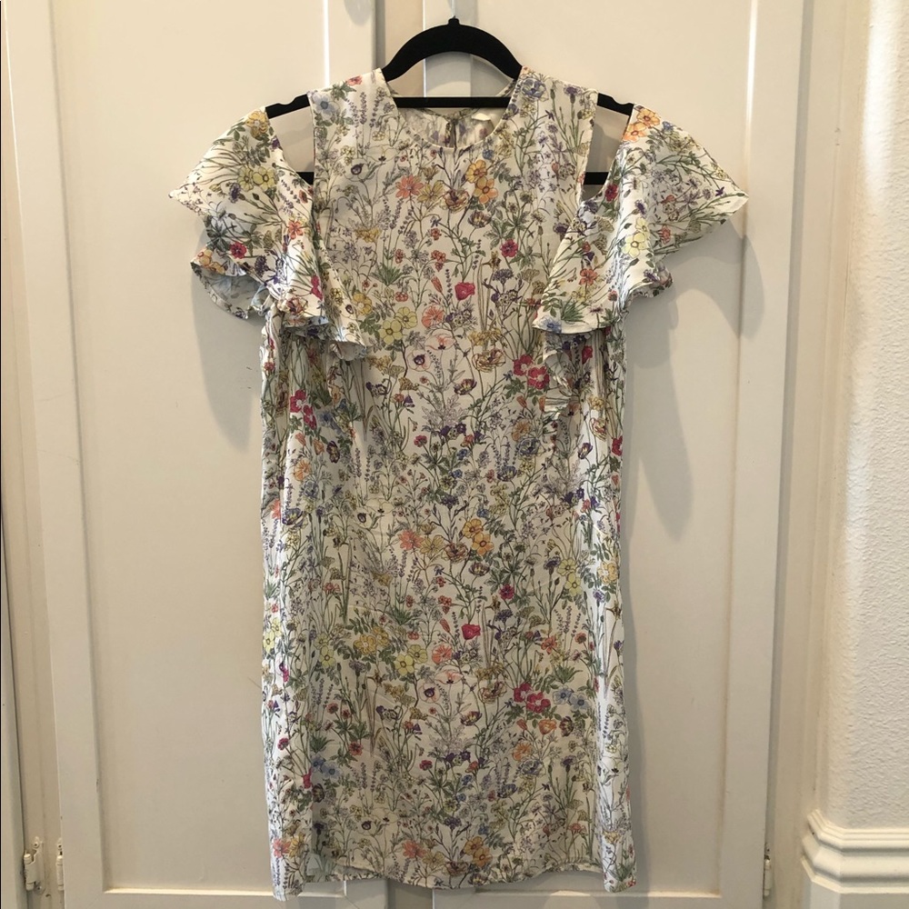 Beautiful floral pattern | pretty neckline | conservative fit.